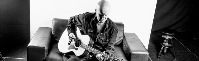 Piotr Bukartyk na białym tle (foto AA Antrakt)